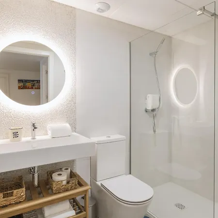 Essential By Charlie 자베아